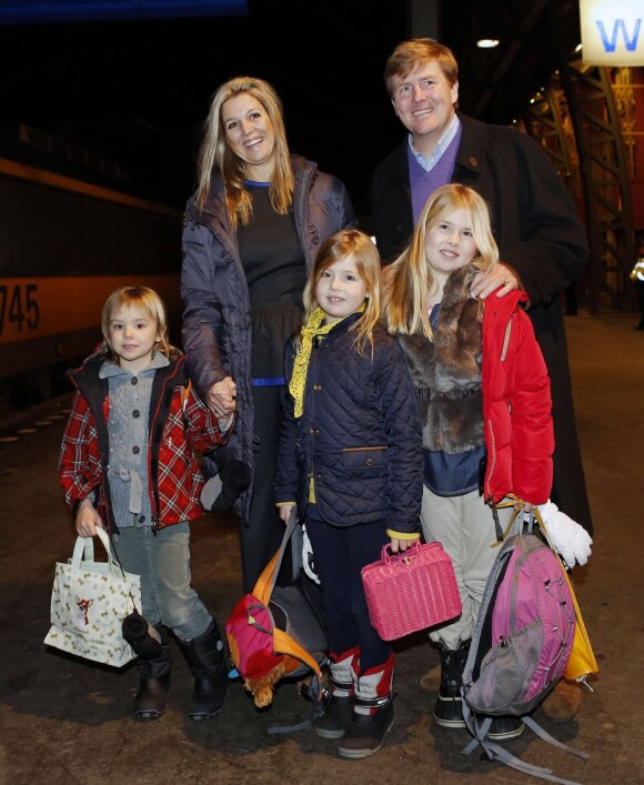 Destination vacances ! Le prince Willem-Alexander des Pays-Bas, la princesse Maxima et leurs filles Catharina-Amalia, Alexia et Ariane embarquaient le 15 février 2013 à Amsterdam à destination de l'Autriche et des sports d'hiver à Lech am Arlberg, leur break hivernal annuel.
