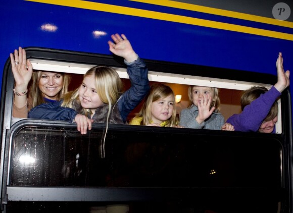 Le prince Willem-Alexander des Pays-Bas, la princesse Maxima et leurs filles Catharina-Amalia, Alexia et Ariane embarquaient le 15 février 2013 à Amsterdam à destination de l'Autriche et des sports d'hiver à Lech am Arlberg, leur break hivernal annuel.