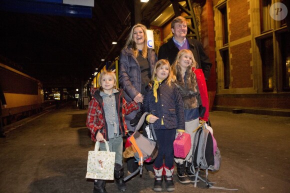Destination vacances ! Le prince Willem-Alexander des Pays-Bas, la princesse Maxima et leurs filles Catharina-Amalia, Alexia et Ariane embarquaient le 15 février 2013 à Amsterdam à destination de l'Autriche et des sports d'hiver à Lech am Arlberg, leur break hivernal annuel.