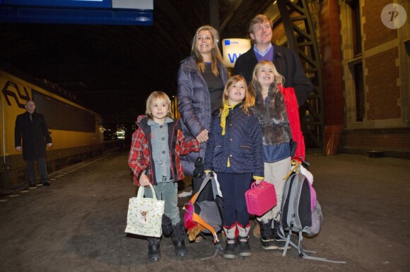 Destination vacances ! Le prince Willem-Alexander des Pays-Bas, la princesse Maxima et leurs filles Catharina-Amalia, Alexia et Ariane embarquaient le 15 février 2013 à Amsterdam à destination de l'Autriche et des sports d'hiver à Lech am Arlberg, leur break hivernal annuel.