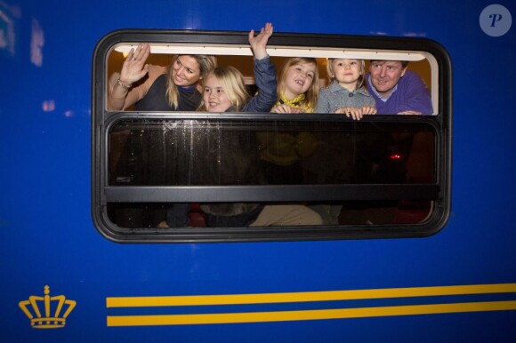 Destination vacances ! Le prince Willem-Alexander des Pays-Bas, la princesse Maxima et leurs filles Catharina-Amalia, Alexia et Ariane embarquaient le 15 février 2013 à Amsterdam à destination de l'Autriche et des sports d'hiver à Lech am Arlberg, leur break hivernal annuel.