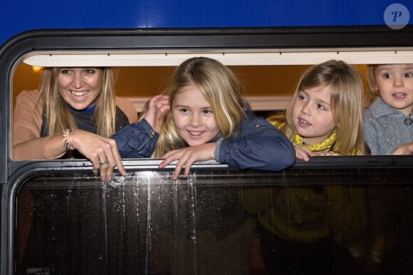 Destination vacances ! Le prince Willem-Alexander des Pays-Bas, la princesse Maxima et leurs filles Catharina-Amalia, Alexia et Ariane embarquaient le 15 février 2013 à Amsterdam à destination de l'Autriche et des sports d'hiver à Lech am Arlberg, leur break hivernal annuel.