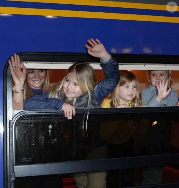 Destination vacances ! Le prince Willem-Alexander des Pays-Bas, la princesse Maxima et leurs filles Catharina-Amalia, Alexia et Ariane embarquaient le 15 février 2013 à Amsterdam à destination de l'Autriche et des sports d'hiver à Lech am Arlberg, leur break hivernal annuel.