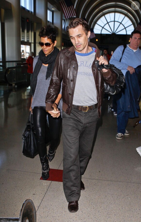 Halle Berry et Olivier Martinez à l'aéroport de Los Angeles le 16 février 2013