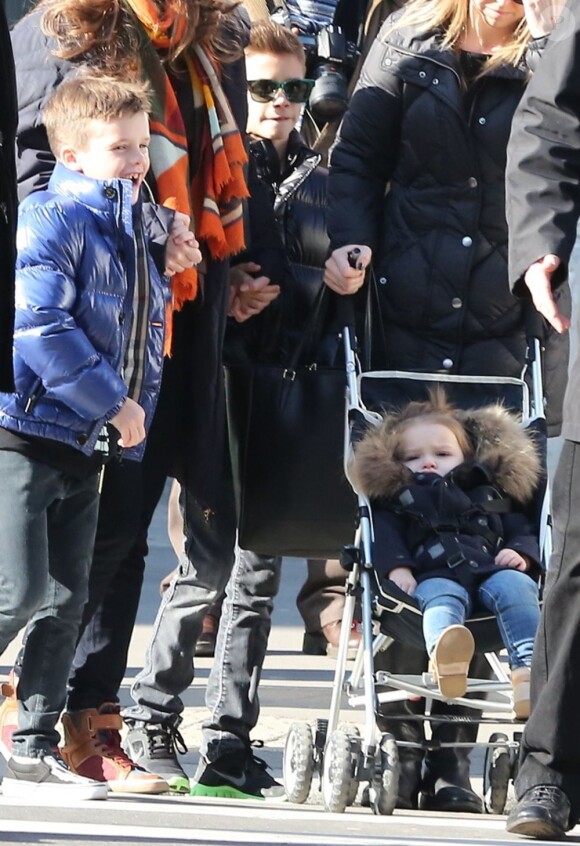 Les enfants Beckham (Brooklyn, Romeo, Cruz et la petite Harper) ont quitté leur hôtel en compagnie de leurs gardes du corps et de leurs nounous pour faire une promenade dans Paris. Le 19 fevrier 2013