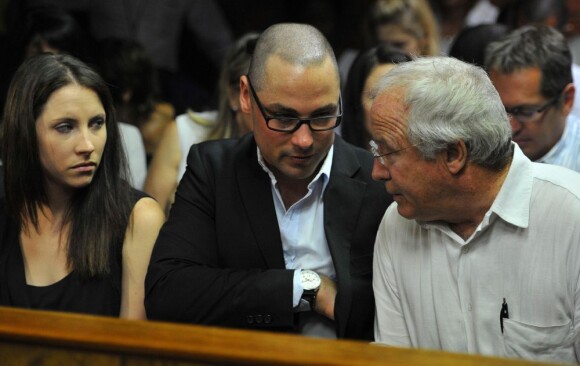Aimee Pistorius, Carl Pistorius et Henke Pistorius sont la soeur, le frère et le père d'Oscar Pistorius au tribunal d'instance de Pretoria, deuxième jour d'audience pour la demande de libération sous caution, le 19 février 2013.