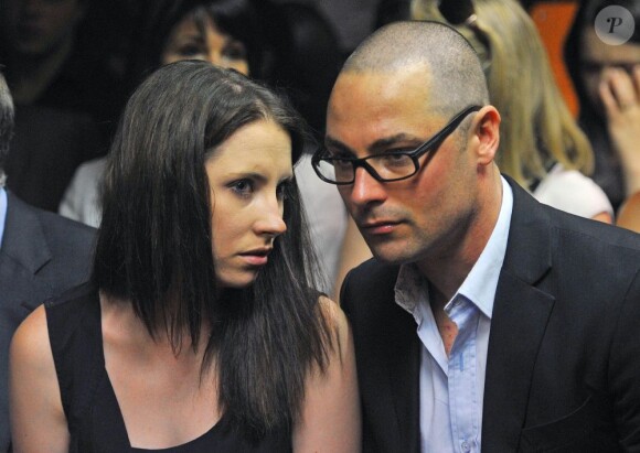 Aimee Pistorius et Carl Pistorius sont la soeur et le frère d'Oscar Pistorius au tribunal d'instance de Pretoria, deuxième jour d'audience pour la demande de libération sous caution, le 19 février 2013.