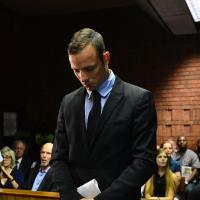 Oscar Pistorius accablé et en pleurs, mais une accusation ridiculisée