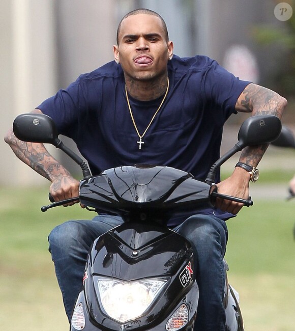 Chris Brown fait du scooter sans casque avec des amis à Hawaï. Le 21 février 2013.