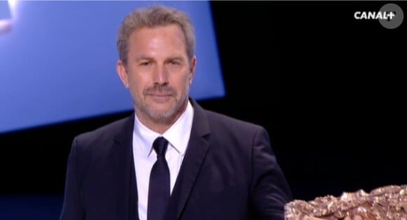 Kevin Costner reçoit une standing ovation pour son César d'honneur.