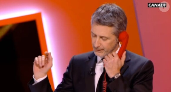 Le téléphone rouge reliant Antoine de Caunes à Jamel Debbouze.