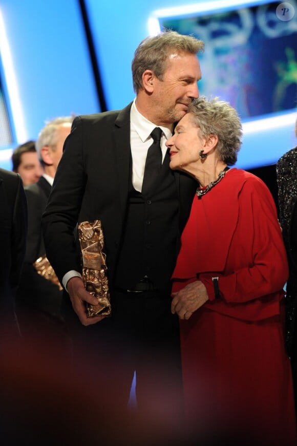 Kevin Costner félicite Emmanuelle Riva après la 38e cérémonie des César du Cinéma au Théâtre du Châtelet à Paris, le 22 février 2013.