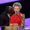 Omar Sy embrasse la grande Dame du cinéma Emmanuelle Riva récompensé du César de la meilleure actrice lors de la 38e cérémonie des César du Cinéma au Théâtre du Châtelet à Paris, le 22 février 2013.