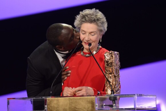 Omar Sy embrasse la grande Dame du cinéma Emmanuelle Riva récompensé du César de la meilleure actrice lors de la 38e cérémonie des César du Cinéma au Théâtre du Châtelet à Paris, le 22 février 2013.