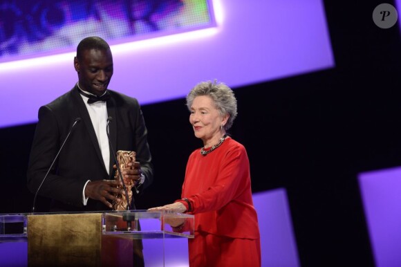 Omar Sy remet le prix de la meilleure actrice à Emmanuelle Riva pendant la 38e cérémonie des César du Cinéma au Théâtre du Châtelet à Paris, le 22 février 2013.