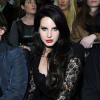 Lana Del Rey sexy au défilé Versace automne-hiver 2013-2014 de la Fashion Week de Milan, le 22 février 2013.