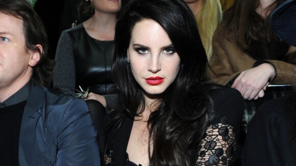Lana Del Rey fatale, bien en cuisses et exhibo : le désir incarné pour Versace