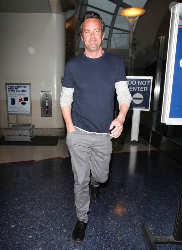 Matthew Perry arrive à l'aéroport de Los Angeles, le 1er mai 2012.