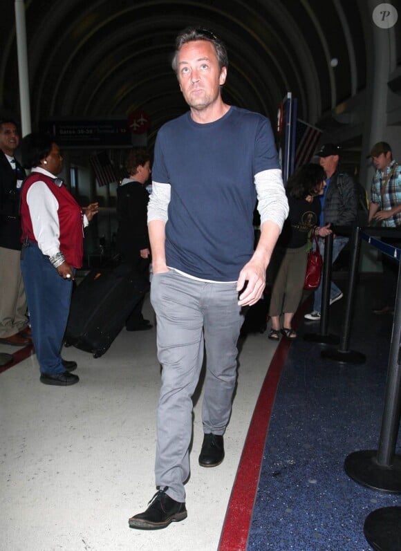 L'acteur Matthew Perry arrive à l'aéroport de Los Angeles, le 1er mai 2012.