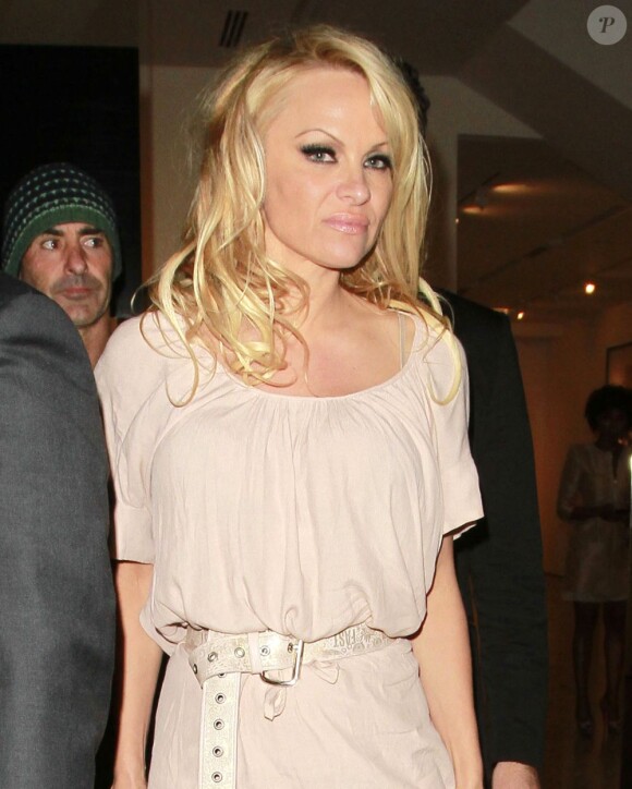 Pamela Anderson lors de la soirée de vernissage de l'exposition éponyme de Mario Testino à la Prism Gallery. West Hollywood, le 23 février 2013.