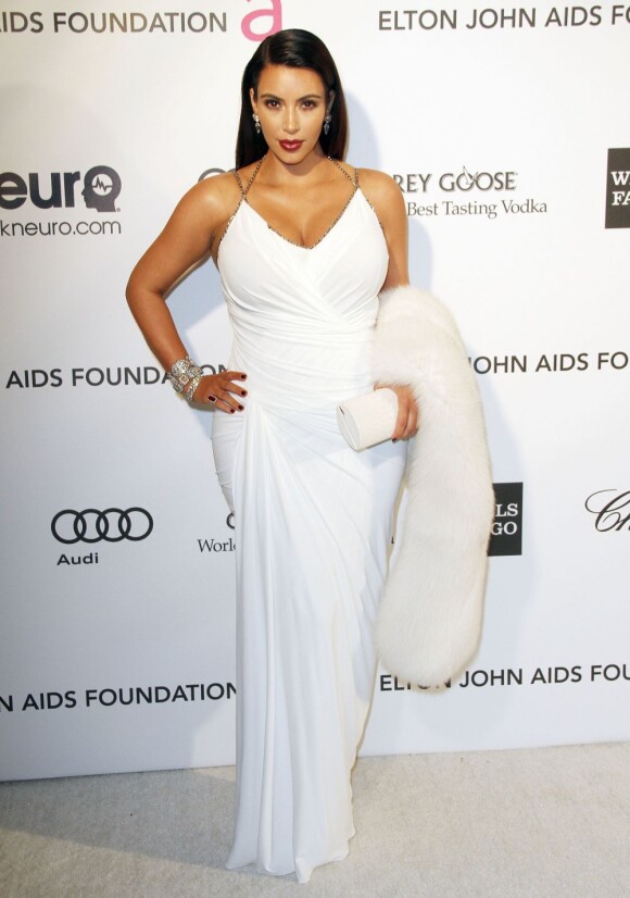 Kim Kardashian enceinte à la soirée organisée par la fondation Elton John, en marge des Oscars, à Los Angeles le 24 février 2013.