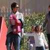 Halle Berry va chercher sa fille Nahla à l'école à Los Angeles, le 25 février 2013. La petite fille tient sa maman par la main.