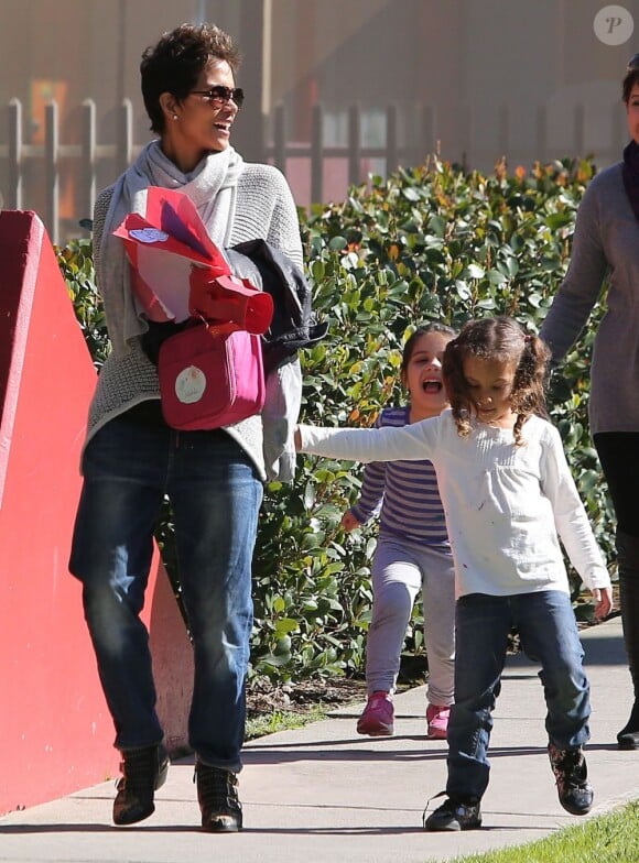 Halle Berry va chercher sa fille Nahla à l'école à Los Angeles, le 25 février 2013. La petite fille tient sa maman par la main.