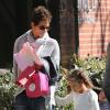 Halle Berry va chercher sa fille Nahla à l'école à Los Angeles, le 25 février 2013. L'actrice semble enchantée de retrouver sa fille.