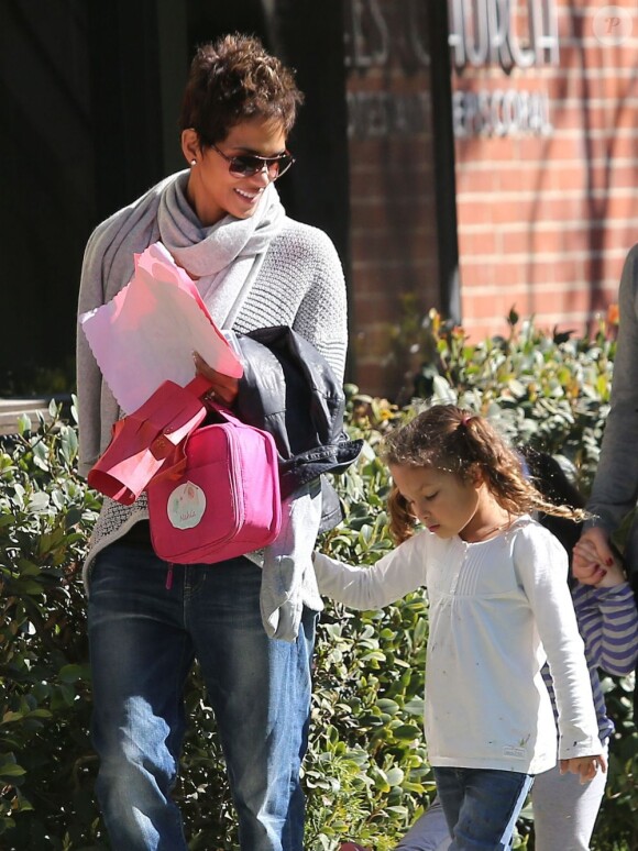 Halle Berry va chercher sa fille Nahla à l'école à Los Angeles, le 25 février 2013. L'actrice semble enchantée de retrouver sa fille.