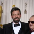 Ben Affleck pose avec l'Oscar du meilleur film pour Argo