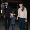 Kevin Costner en compagnie de sa famille à l'aéroport LAX de Los Angeles, le 26 février 2013.