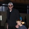 Kevin Costner arrive à Los Angeles avec sa famille, le 26 février 2013.