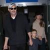 Kevin Costner arrive à Los Angeles avec sa famille, le 26 février 2013.