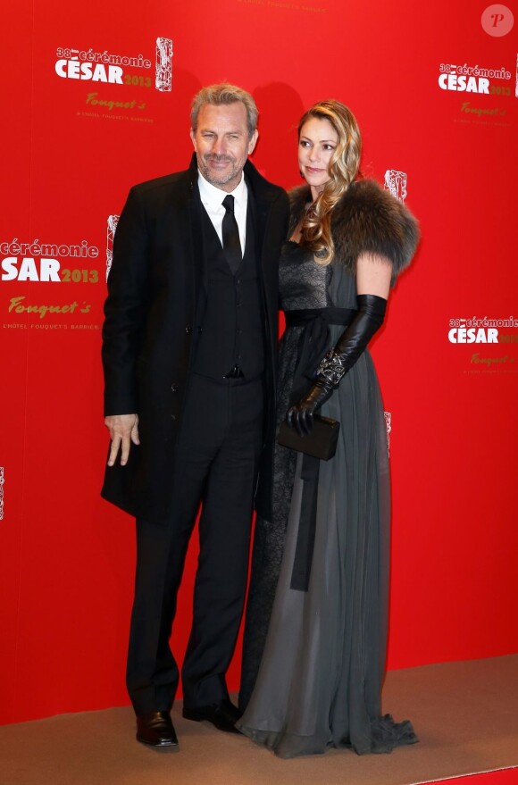 Kevin Costner et sa femme Christine Baumgartner au dîner de gala de la 38e Cérémonie des César, à Paris le 22 février 2013.