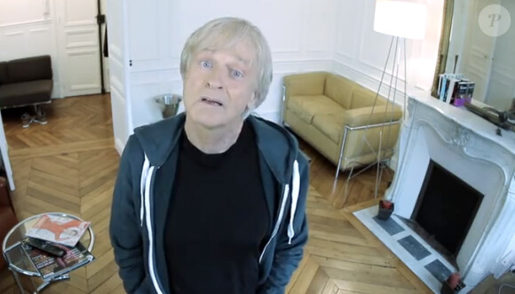 Dave imite le jeune Norman fait des vidéos, pour faire la promo du film Une chanson pour ma mère, en salles le 27 mars 2013.