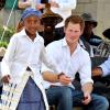 Le prince Harry, en visite au Lesotho avec Sentebale, s'est fait initier à une danse traditionnelle à genoux le 27 février 2013 au centre Kananelo pour les sourds, à Maseru.