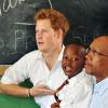Le prince Harry, en visite au Lesotho avec Sentebale, s'est essayé le 27 février 2013 à la langue des signes au centre Kananelo pour les sourds, à Maseru.