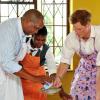 Le prince Harry a appris à faire des makoenyas, en visite au Lesotho avec Sentebale, s'est essayé le 27 février 2013 au centre Kananelo pour les sourds, à Maseru.