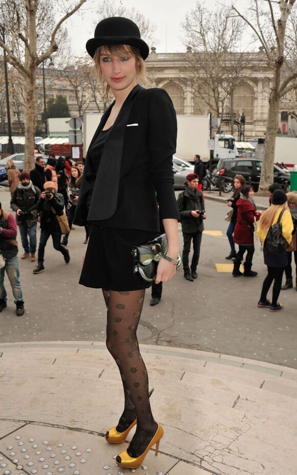 Pauline Lefèvre arrive au Palais de Tokyo pour le défilé Alexis Mabille le 27 févier 2013