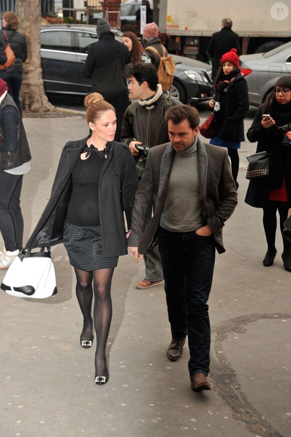 Clovis Cornillac et sa Lilou Fogli enceinte arrivent au Palais de Tokyo pour le défilé Alexis Mabille le 27 févier 2013