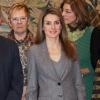 La princesse Letizia d'Espagne, en tailleur gris une fois de plus, en audience au palais de la Zarzuela, à Madrid, le 27 février 2013
