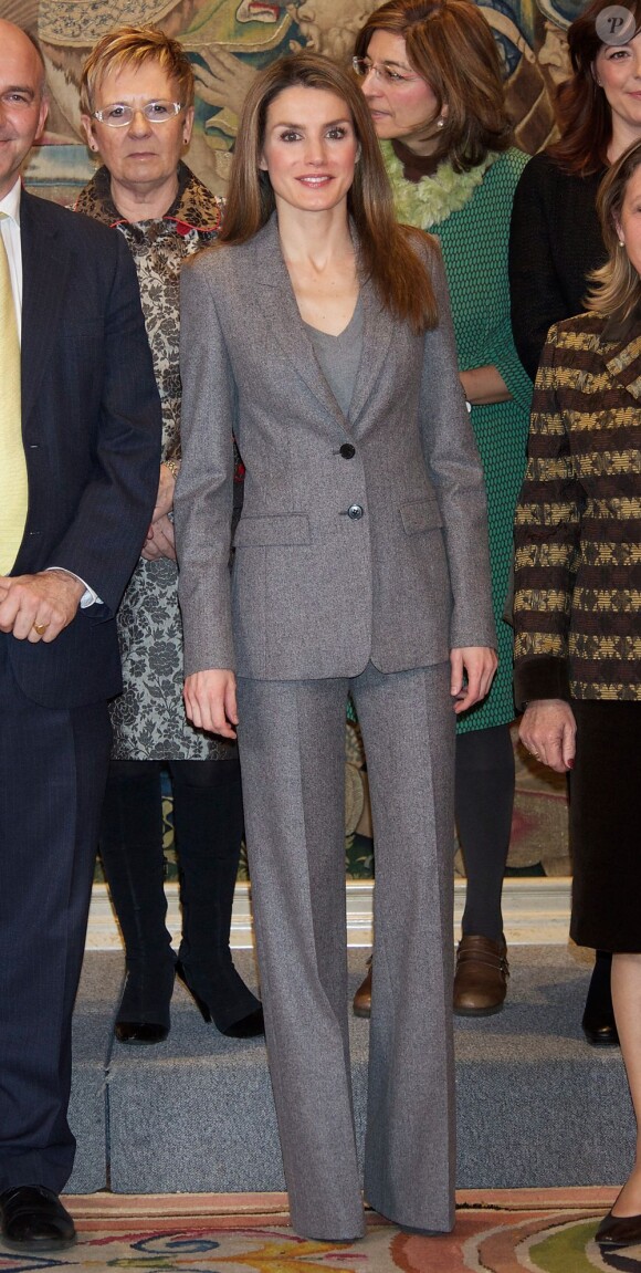 La princesse Letizia d'Espagne, en tailleur gris une fois de plus, en audience au palais de la Zarzuela, à Madrid, le 27 février 2013