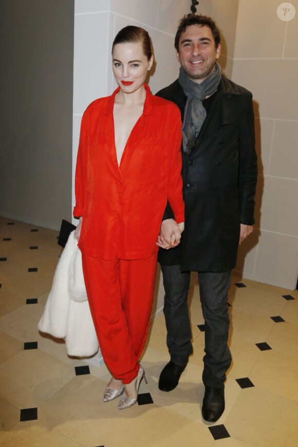 Melissa George et son compagnon Jean-David Blanc assistent au défilé H&M automne-hiver 2013-2014 au musée Rodin. Paris, le 27 février 2013.