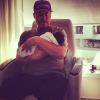 Amber Rose a posté sur son compte Twitter, mercredi 27 février, des photos de ses proches et de son bébé Sebastian. Ici, on voit le père d'Amber Rose qui tient le bébé dans ses bras. La photo était accompagnée de la légende suivante : "Mon papa tenant Sebastian Taylor âgé de 1 jour :-)"