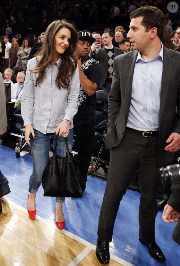 Katie Holmes en mystérieuse compagnie au match des New York Knicks contre les Golden State Warriors au Madison Square Garden à New York, le 27 février 2013.