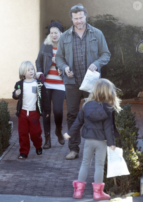 L'actrice Tori Spelling et son mari Dean McDermott emmènent leurs enfants Stella et Liam chez le dentiste à Los Angeles, le 14 janvier 2013.