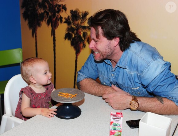 Dean McDermott et sa fille à Los Angeles, le 18 février 2013. 