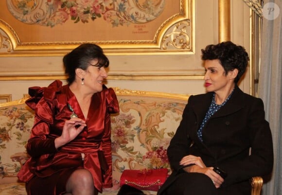 Exclusif - Remise de l'insigne de chevalier des Arts et des Lettres à Biyouna, actrice et chanteuse algérienne, posant avec Farida Khelfa au ministère des Affaires Etrangères à Paris, le 26 février 2013
