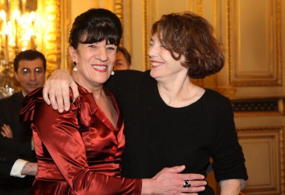 Exclusif - Remise de l'insigne de chevalier des Arts et des Lettres à Biyouna, actrice et chanteuse algérienne, posant avec Jane Birkin, au ministère des Affaires Etrangères à Paris, le 26 février 2013