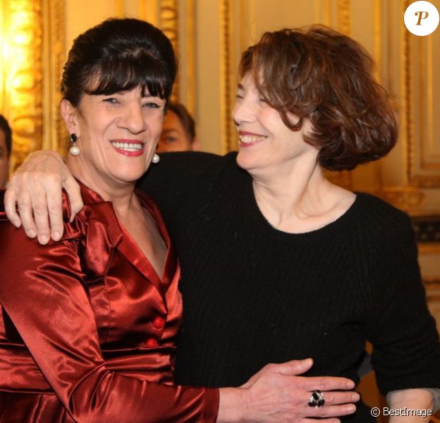 Exclusif - Remise de l'insigne de chevalier des Arts et des Lettres à Biyouna, actrice et chanteuse algérienne, posant avec Jane Birkin, au ministère des Affaires Etrangères à Paris, le 26 février 2013